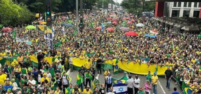 Ato na Paulista reúne 30 mil e mira o STF após crise