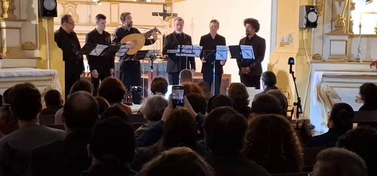 Grupo de música medieval se apresenta na Igreja Luterana