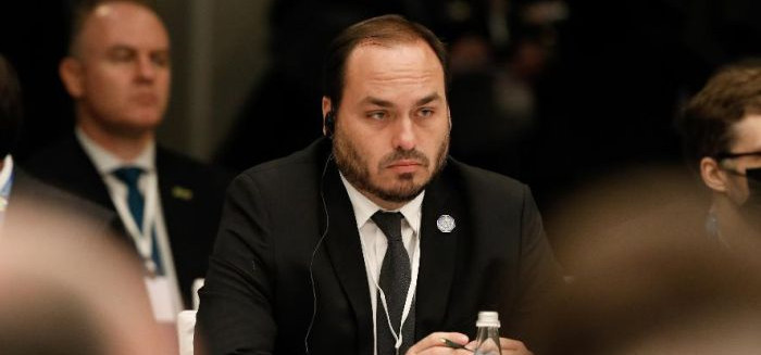 MP reabre investigação contra Carlos Bolsonaro por suposta rachadinha