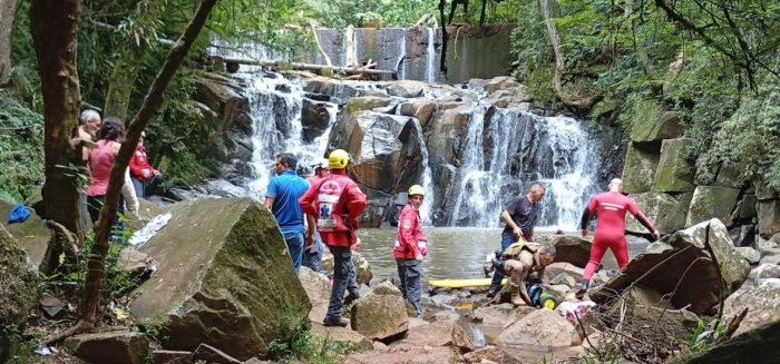 Jovem morre afogado após mergulhar em cachoeira no Oeste de SC