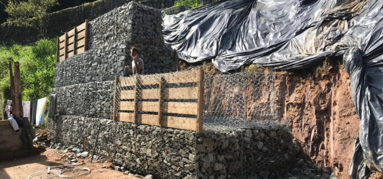 Obra de implantação de muro de gabião na Rua Araranguá avança