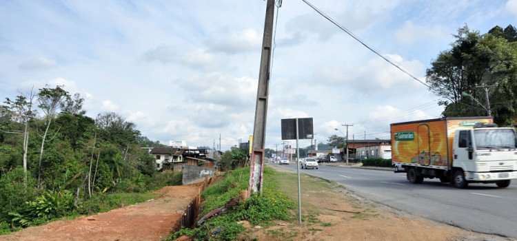 Rua Engenheiro Udo Deeke recebe obras de contenção de encosta