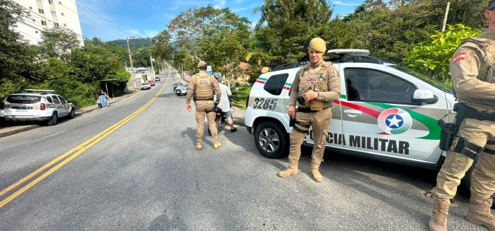 Homem de 64 anos é preso no Vorstadt após agredir esposa e filho
