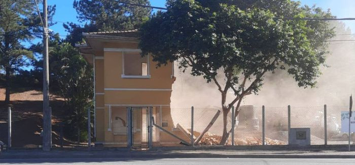 Famoso casarão amarelo na Rua Bahia é demolido