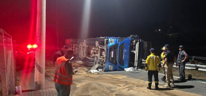 Caminhão e carreta colidem no acesso a Gaspar e trânsito fica interrompido