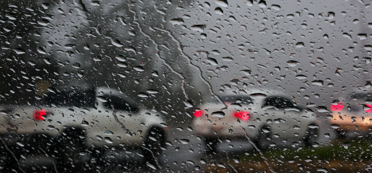 Frente fria avança por SC e traz chuva e vento