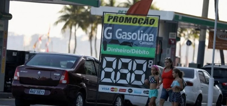 Gasolina da Petrobras fica mais barata nas refinarias hoje