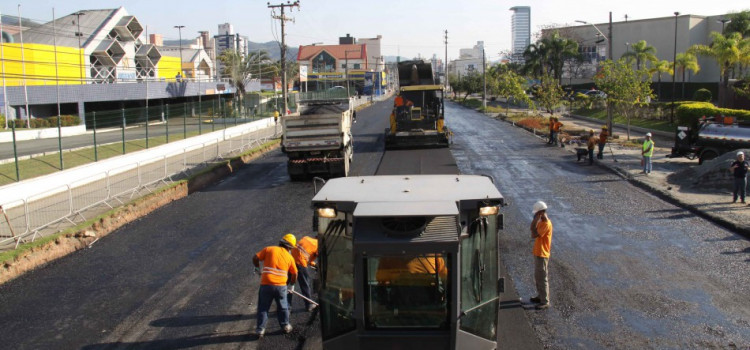 Inicia o asfalto no primeiro trecho da Rua Humberto de Campos