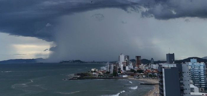Alerta vermelho: Vale do Itajaí tem risco de temporais