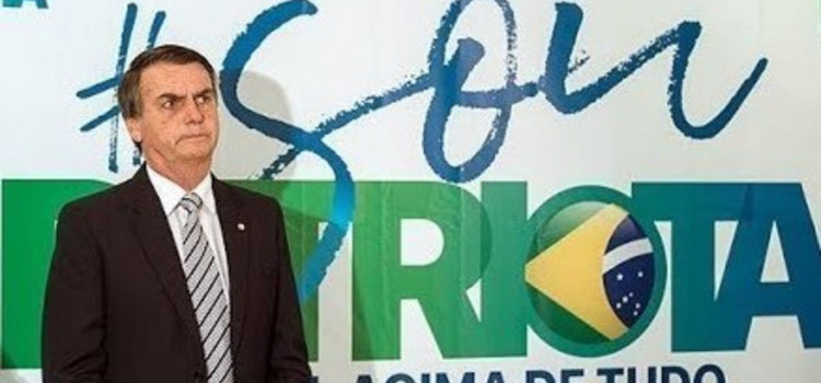 Presidente Bolsonaro assina desfiliação do PSL