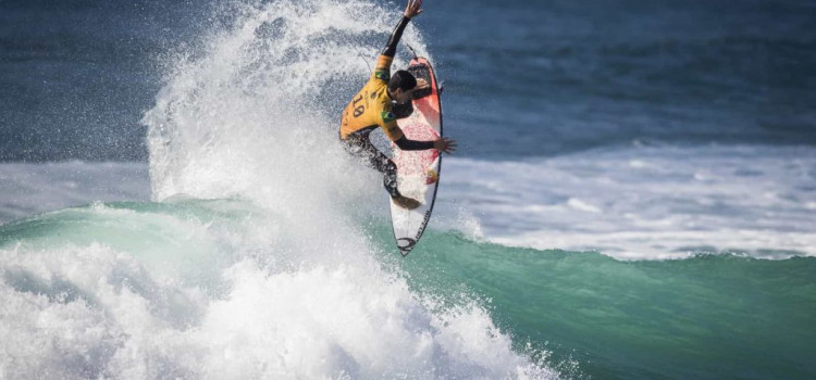 Três brasileiros aparecem no top 5 para a temporada 2021 de surf