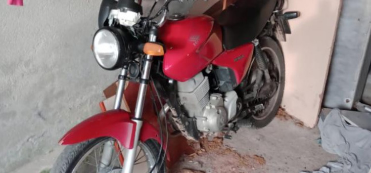 Polícia aborda maconheiro e descobre moto roubada