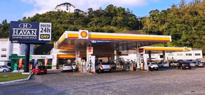 Postos da Havan têm filas por gasolina R$ 2 mais barata