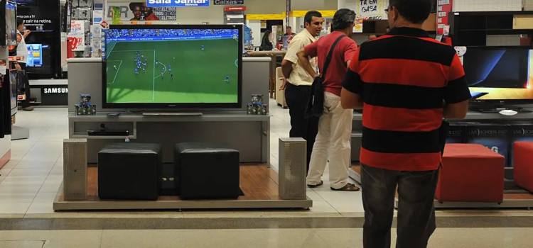 Vendas no comércio recuam pelo terceiro mês seguido