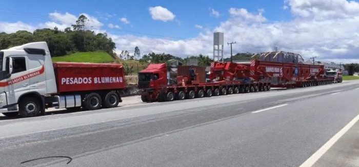 Supercaminhão de 86 metros promete parar as BRs 470 e 101 nesta quarta