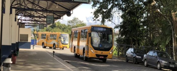 Polícia prende mulher condenada pela justiça em ônibus no centro de Gaspar