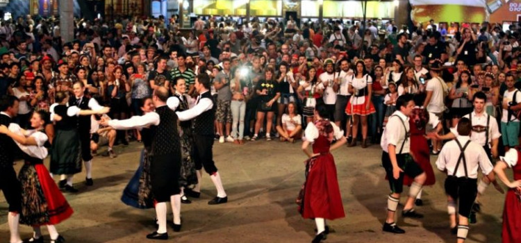 Oktoberfest Blumenau bate recorde de público neste sábado
