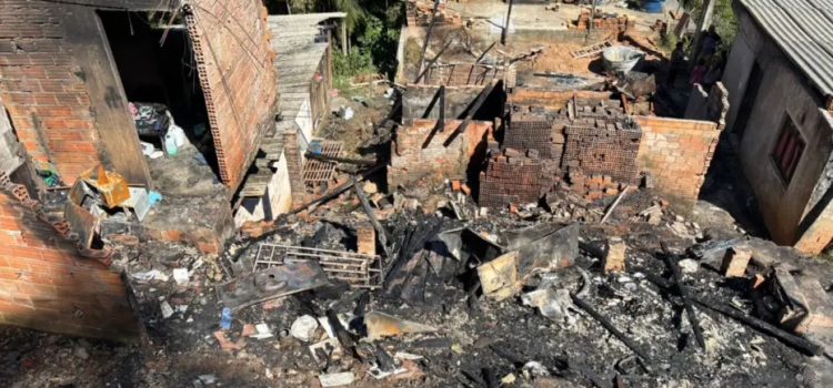 Homem em surto incendeia a própria casa e destrói duas residências