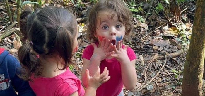 Crianças aprendem sobre a natureza com trilha em escola municipal