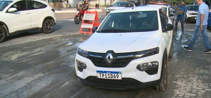 Carro atola em obra do Samae na Rua São Paulo e complica trânsito