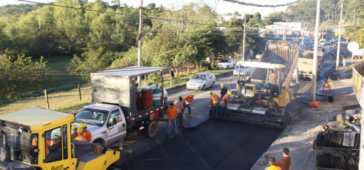 Trecho da Rua Bahia recebe primeira camada de novo asfalto