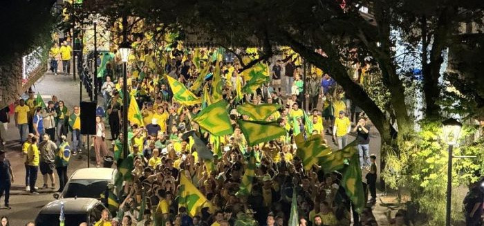 Multidão ocupa o Centro em ato pró-Flávio Bolsonaro