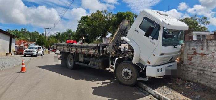 Motorista morre atropelado pelo próprio caminhão no Vale do Itajaí