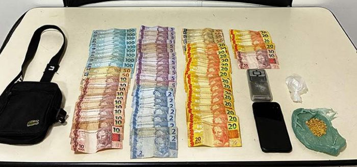 PM apreende drogas e mais de R$ 1,8 mil com adolescente no Passo Manso