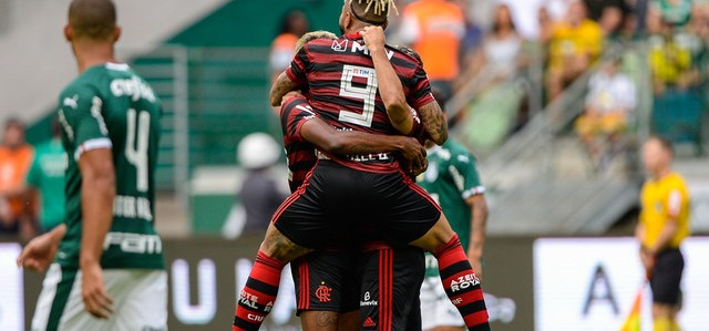 Em tarde de recordes, Flamengo vence o Palmeiras
