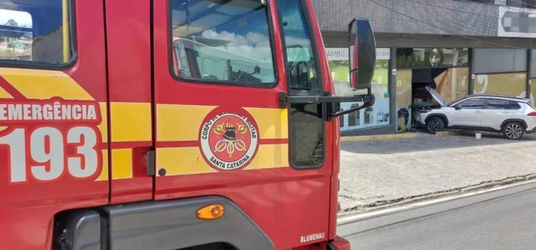 Idosa atinge fachada de loja na Itoupava Norte