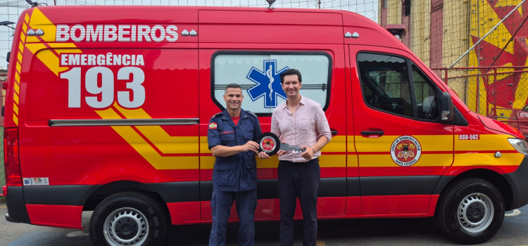 Marques entrega ambulância para o Corpo de Bombeiros em Blumenau