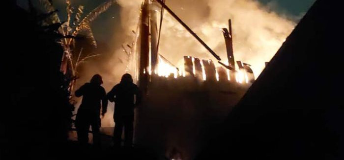 Incêndio destrói casa no Água Verde e mobiliza bombeiros