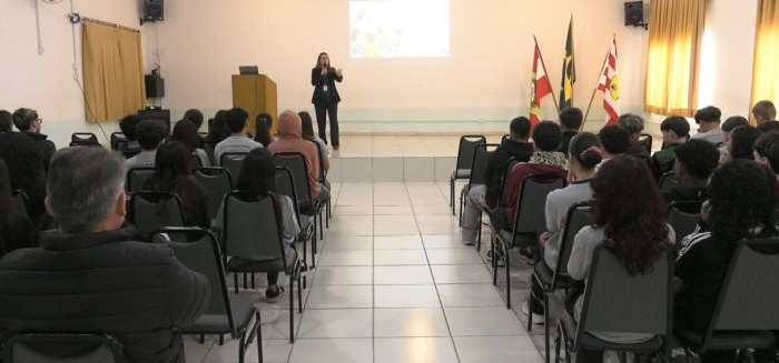 Ação da Procuradoria orienta 1,2 mil alunos na EBM Alberto Stein