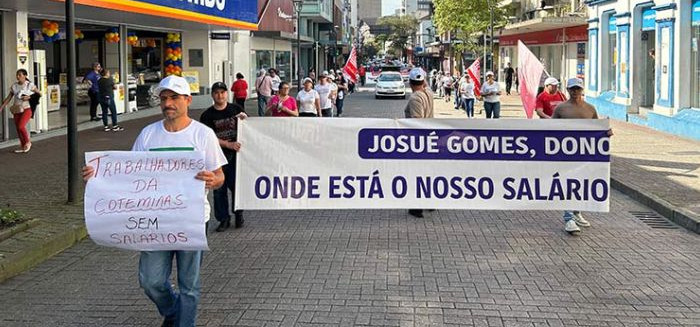 Protesto de trabalhadores da Coteminas causa bloqueios no Centro