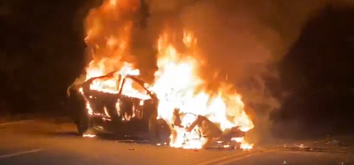 Criminosos ateiam fogo em carro parado