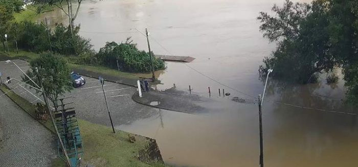 Rio Itajaí-Açu atinge 5,65 metros em Blumenau e começa a baixar