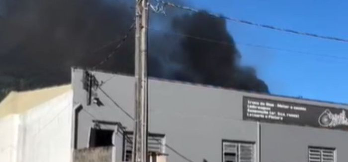 Incêndio em mecânica mobiliza bombeiros na Velha Central