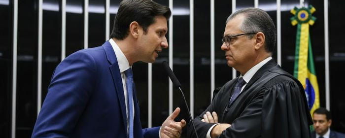 Gilson Marques propõe lei contra supersalários após decisão de Flávio Dino