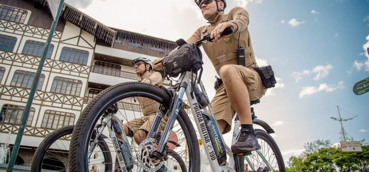 Bike Patrulha de Blumenau tem frota de bicicletas elétricas reforçada