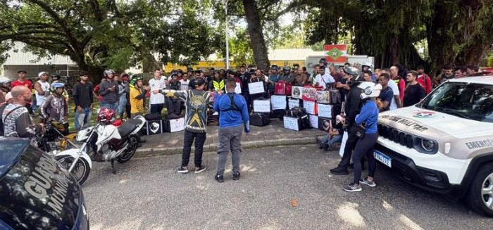 Motoboys protestam em frente à Prefeitura de Blumenau por mudanças no setor