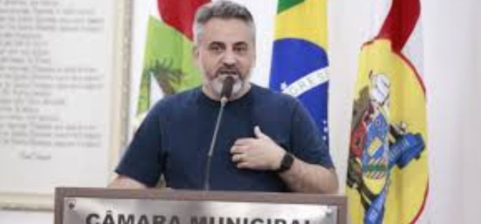 Gilson de Souza denuncia máquinas de patrolamento paradas em Blumenau