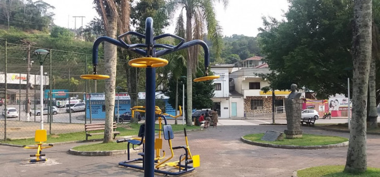 Aparelhos de ginástica são instalados na Praça Getúlio Vargas
