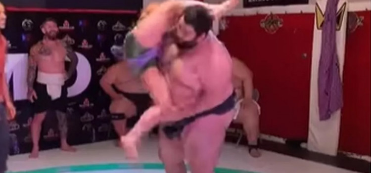 Atleta do UFC encara campeão de sumô