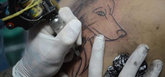 Conselho de Medicina proíbe anestesia em tatuagens
