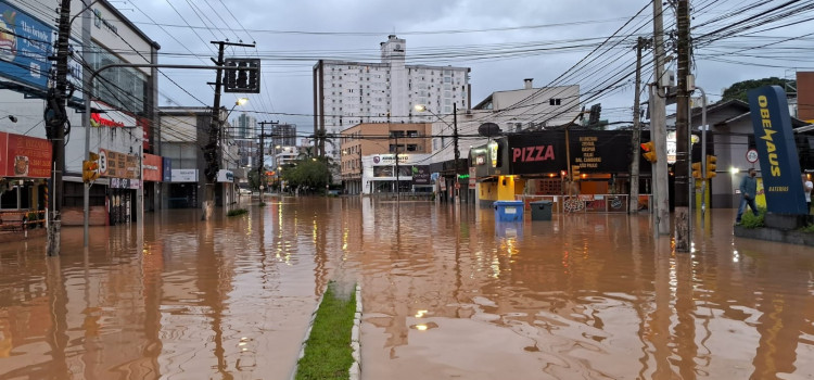 Blumenau estuda novo reforço contra enchentes em áreas de risco