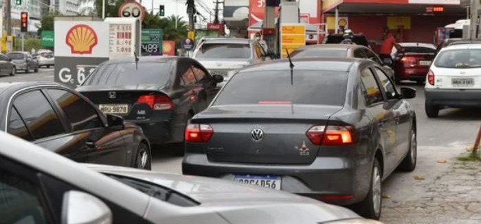 Motoristas de Blumenau lotam postos após anúncio de greve nacional
