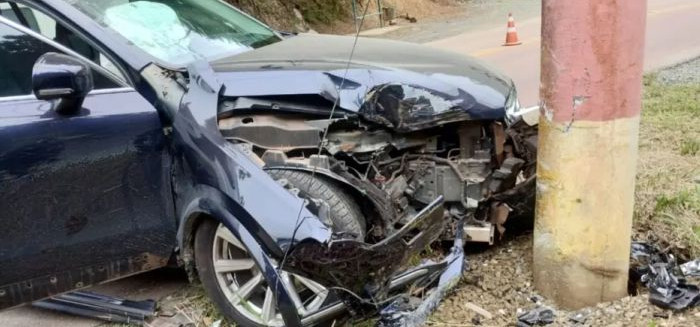 Garoto de 15 anos colide carro de luxo contra poste na Vila Itoupava