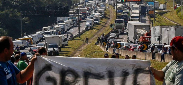 Por que a greve dos caminhoneiros ainda não terminou?