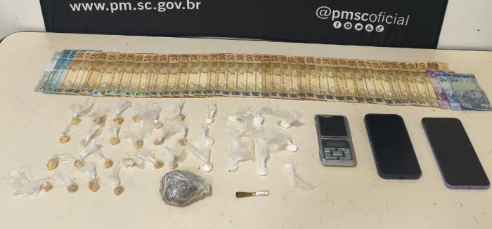 PM flagra tráfico de drogas na Itoupava Norte e apreende dinheiro e eletrônicos