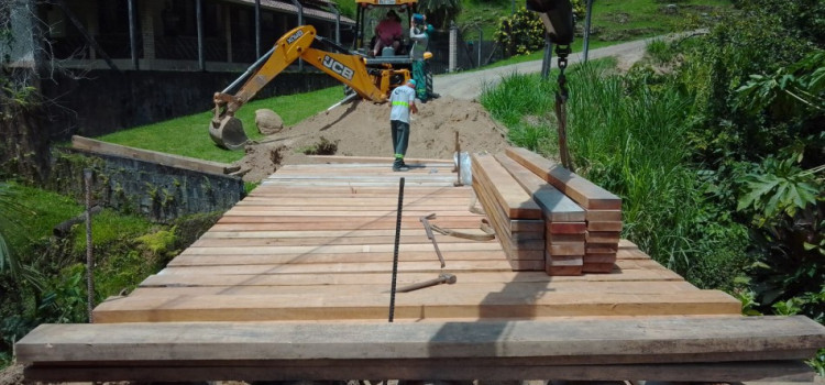 Pontes de madeira da Vila Itoupava recebem manutenção